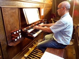 Thierry Grondin, titulaire de l'orgue de l'église St-Bruno de Bordeaux